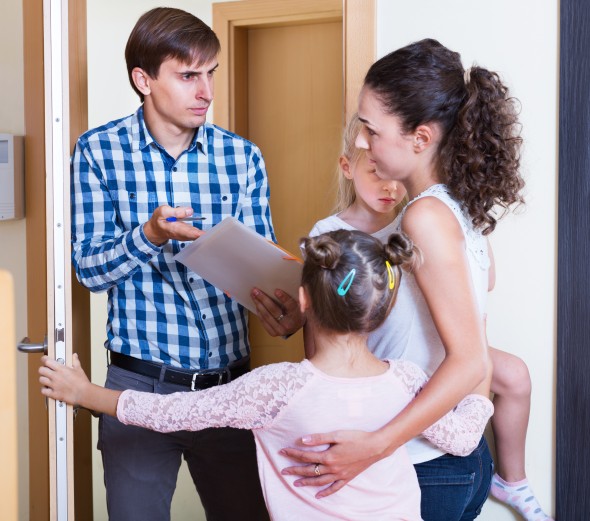 Могут ли забрать квартиру за долги по кредитам, если вы с детьми